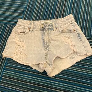 Packing ripped jeans shorts